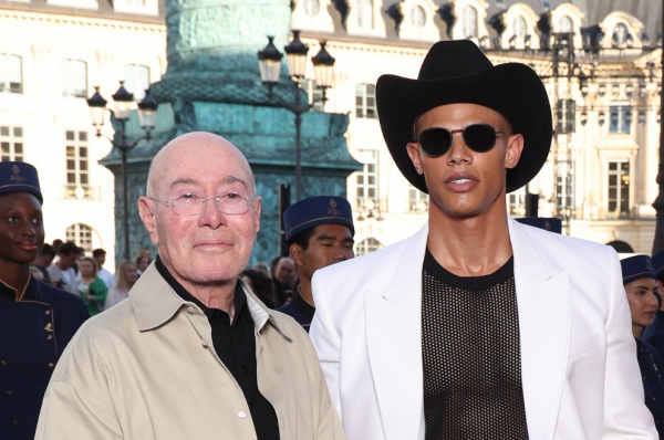 Стриптизер может получить миллиарды у 82-летнего магната Голливуда